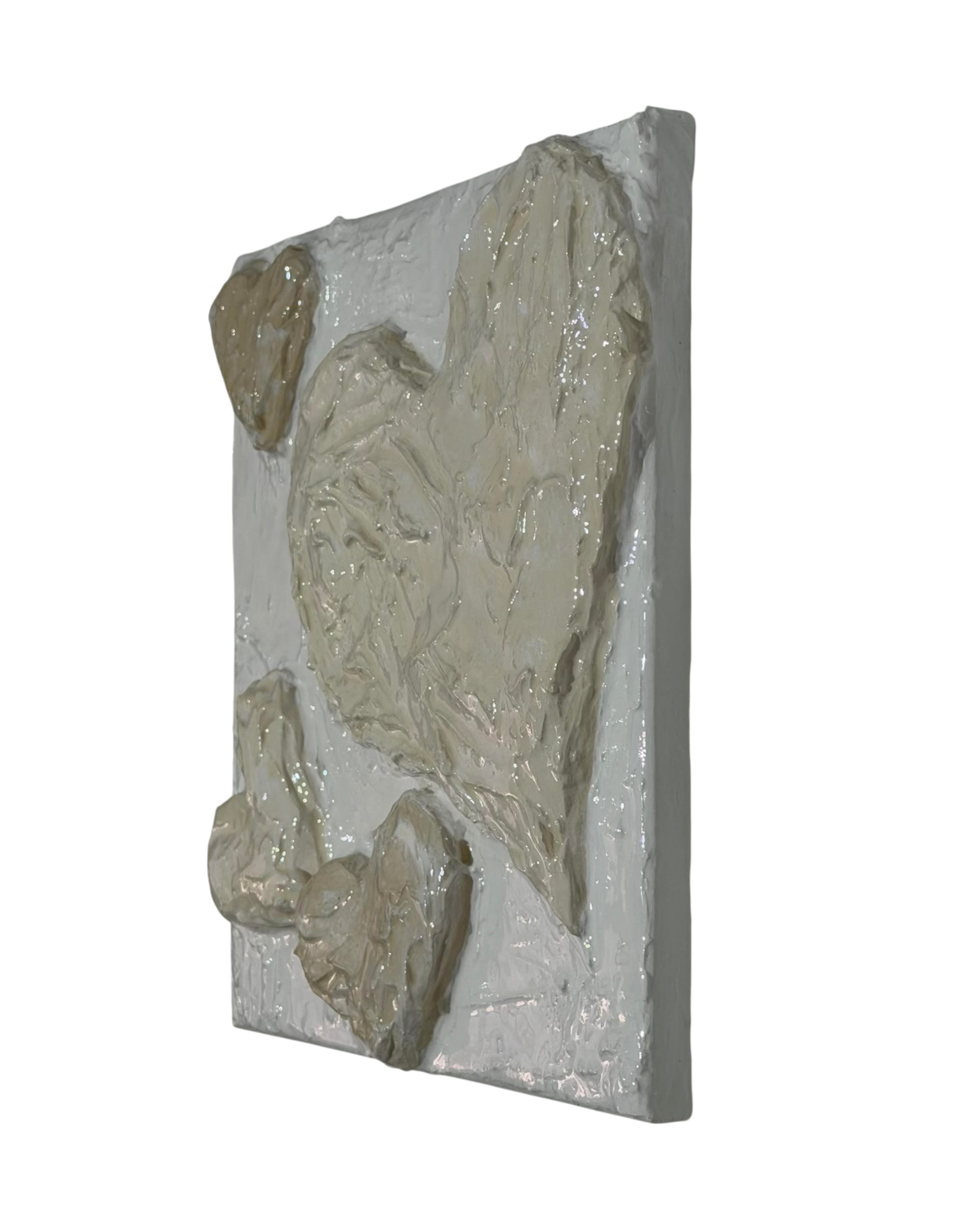 Bianco Terra CUORE No. 02 3D heart wall art with textured buttercream plaster in alabaster and chalk white tones.