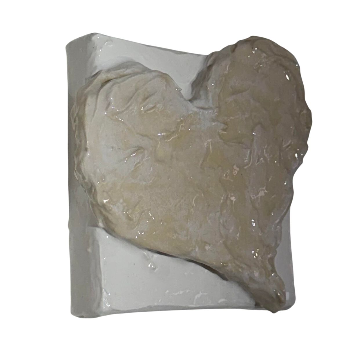 Bianco Terra Cuore Mini No. 02 miniature heart sculpture with high-gloss resin finish on a textured plaster canvas.