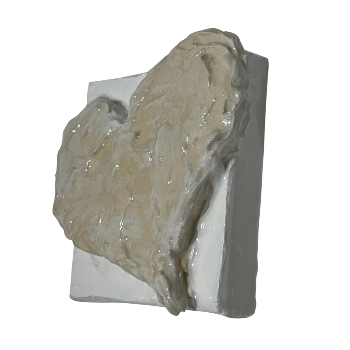 Bianco Terra Cuore Mini No. 02 miniature 3D heart sculpture in alabaster and chalk plaster with a glossy resin finish.